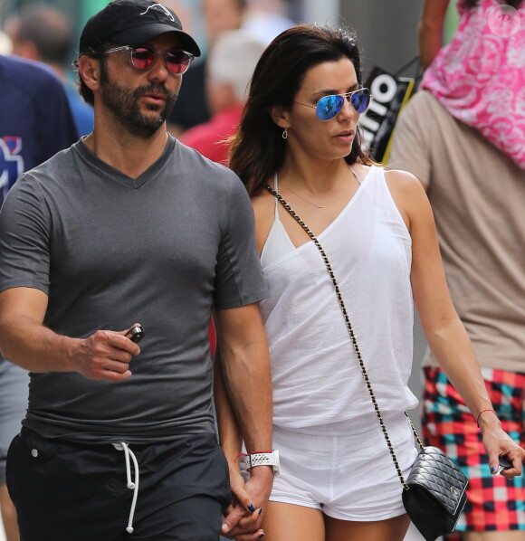 Eva Longoria et son compagnon Jose Antonio Baston lors de leurs vacances à Miami, le 13 septembre 2014.