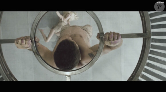 Image extraite du clip "Elastic Heart" de Sia. Réalisé par Sia et Daniel Askill, avec Shia LaBeouf et Maddie Ziegler, chorégraphié par Ryan Heffington. Janvier 2015.