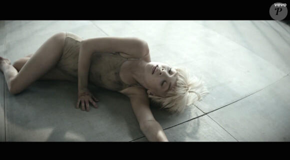 Image extraite du clip "Elastic Heart" de Sia. Réalisé par Sia et Daniel Askill, avec Shia LaBeouf et Maddie Ziegler, chorégraphié par Ryan Heffington. Janvier 2015.