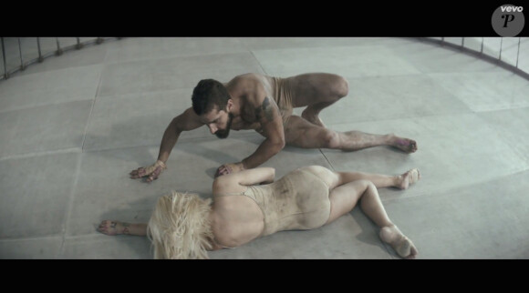 Image extraite du clip "Elastic Heart" de Sia. Réalisé par Sia et Daniel Askill, avec Shia LaBeouf et Maddie Ziegler, chorégraphié par Ryan Heffington. Janvier 2015.