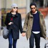 Emma Stone, mécontente de voir les photographes, et son compagnon Andrew Garfield se promènent main dans la main dans les rues de New York, après avoir déjeuné ensemble. Le 25 novembre 2014 w York
