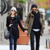 Emma Stone, mécontente de voir les photographes, et son compagnon Andrew Garfield se promènent main dans la main dans les rues de New York, après avoir déjeuné ensemble. Le 25 novembre 2014  