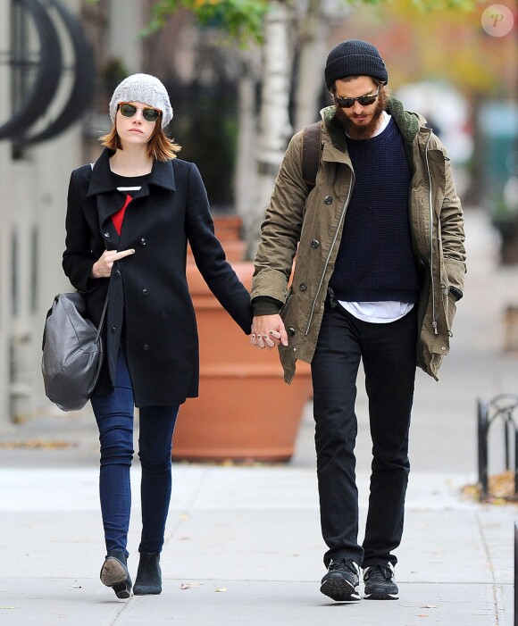 Emma Stone, mécontente de voir les photographes, et son compagnon Andrew Garfield se promènent main dans la main dans les rues de New York, après avoir déjeuné ensemble. Le 25 novembre 2014  