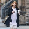 Emma Stone boit un café dans les rues de New York, le 24 novembre 2014. 