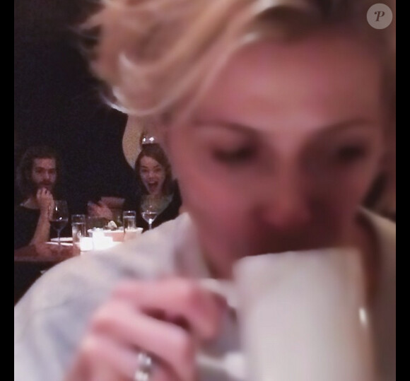 Le 5 janvier 2015 une paparazzi amateur a surpris le couple Emma Stone et Andrew Garfield en train de dîner au restaurant