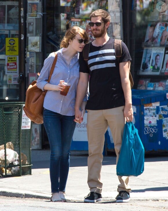 Emma Stone et son petit-ami Andrew Garfield font du shopping à New York, le 23 juin 2014. 