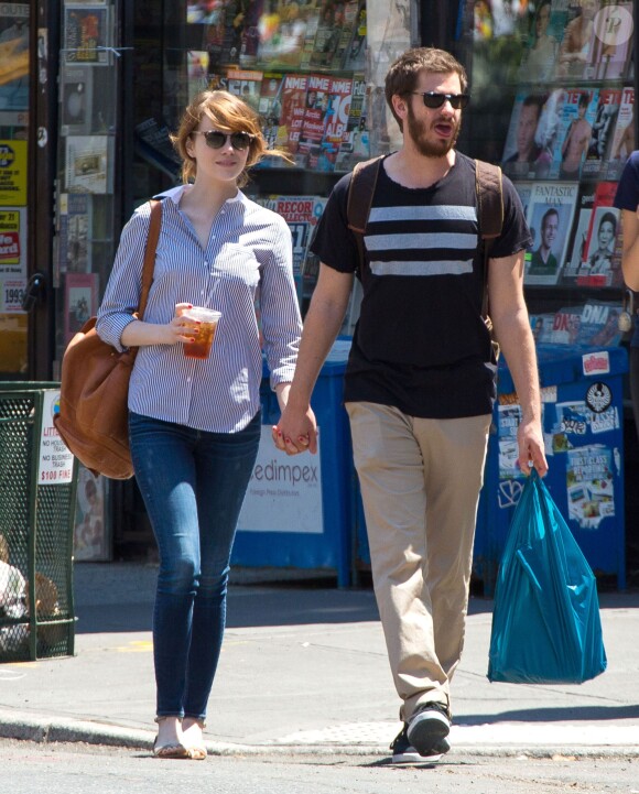 Emma Stone et son petit-ami Andrew Garfield font du shopping à New York, le 23 juin 2014.
