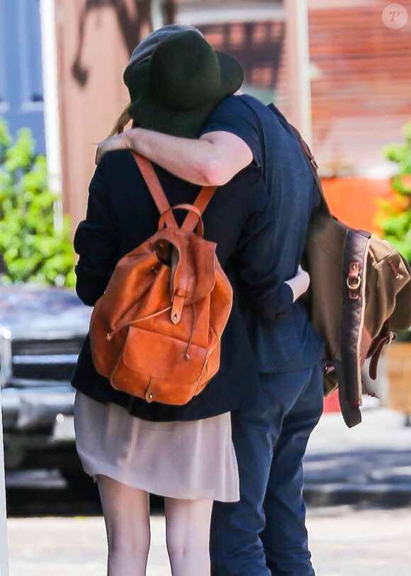 Emma Stone et son petit-ami Andrew Garfield se promènent main dans la main à New York, le 16 juin 2014. 