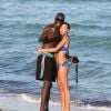 Le footballeur Demba Ba et sa compagne profitent de la plage lors de leurs vacances à Miami, le 8 janvier 2015.