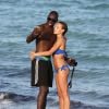 Le footballeur Demba Ba et sa compagne profitent de la plage lors de leurs vacances à Miami, le 8 janvier 2015.