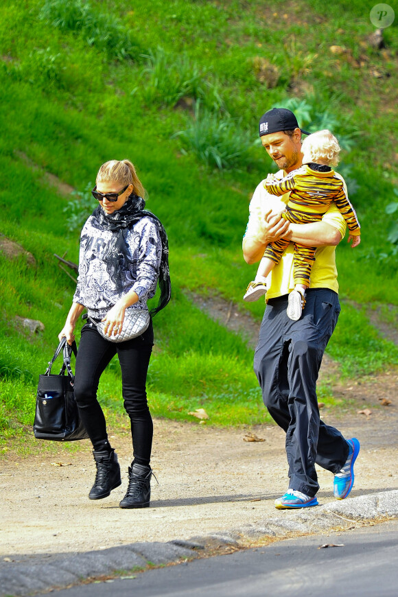 Fergie et Josh Duhamel de sortie avec le petit Axl à Brentwood, Los Angeles, le 9 janvier 2015.