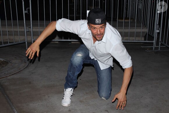 Josh Duhamel chute le 7 janvier 2015, en arrivant au Staples Center de Los Angeles.