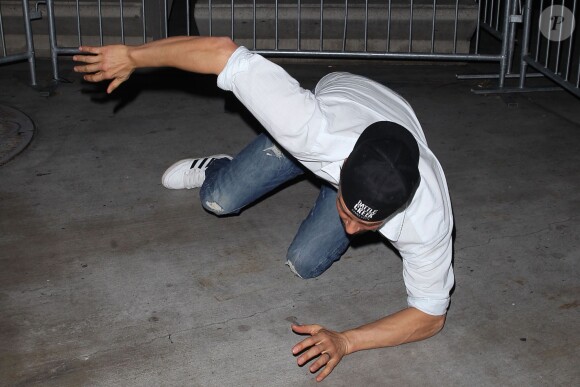 Josh Duhamel chute le 7 janvier 2015, en arrivant au Staples Center de Los Angeles.