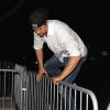 Josh Duhamel chute le 7 janvier 2015, en arrivant au Staples Center de Los Angeles.