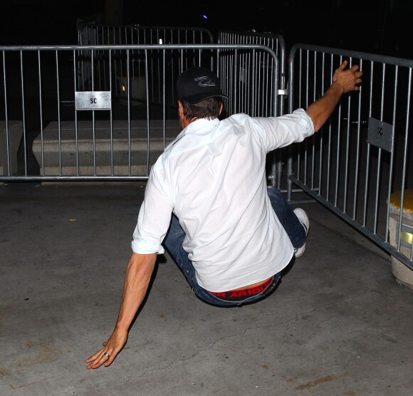 Josh Duhamel chute le 7 janvier 2015, en arrivant au Staples Center de Los Angeles.