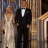 La cérémonie des Golden Globes 2015 : Sienna Miller paraît toute petite (mais sexy) à côté de Vince Vaughn) pour remettre le prix de la meilleure bande-originale