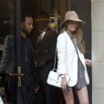 John Legend et sa femme Chrissy Teigen font du shopping &agrave; Paris le 10 septembre 2014. Le couple s'est rendu chez Colette et Tom Ford. 