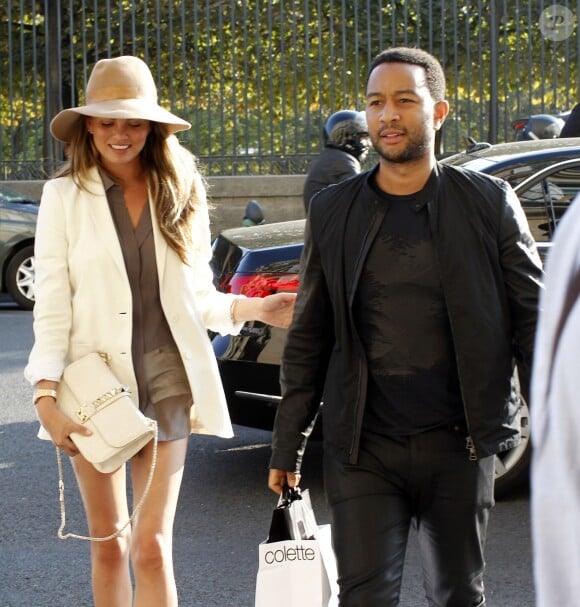 John Legend et sa femme Chrissy Teigen font du shopping à Paris le 10 septembre 2014. 