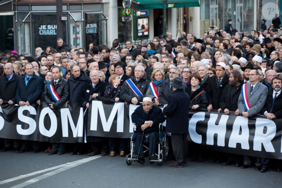Les dirigeants politiques mondiaux, les membres de l'équipe de Charlie Hebdo et les familles des victimes défilent à la marche républicaine pour Charlie Hebdo à Paris le 11 janvier 2015