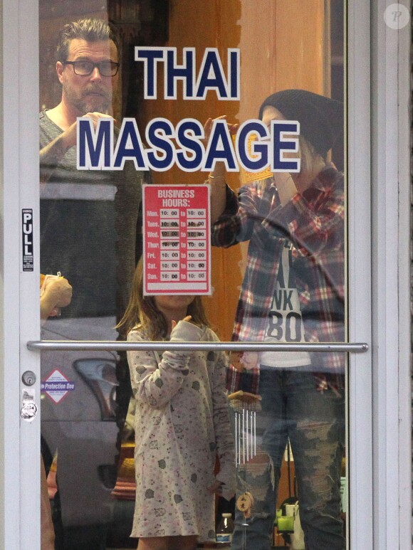 Exclusif - Tori Spelling, son époux Dean McDermott et leurs enfants Liam et Stella se rendent dans un salon de massage à Studio City, le 11 janvier 2015.