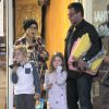 Exclusif - Tori Spelling, son mari Dean McDermott et leurs enfants Liam et Stella vont dans un salon de massage à Studio City, le 11 janvier 2015.