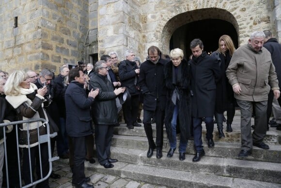 Jacqueline Beltoise et ses deux fils, Julien et Anthony lors des obsèques de Jean-Pierre Beltoise à Saint-Vrain le 12 janvier 2015
