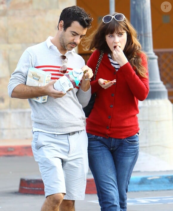 Zooey Deschanel et son compagnon Jacob Pechenik se promènent à Studio City, le 7 décembre 2014.