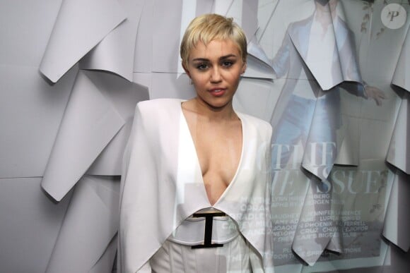 Miley Cyrus à pose à la soirée " W Magazine Shooting Stars " à Los Angeles, le 10 janvier 2015