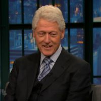 Bill Clinton, papy ému et drôle, compare sa petite-fille à une drôle d'invention