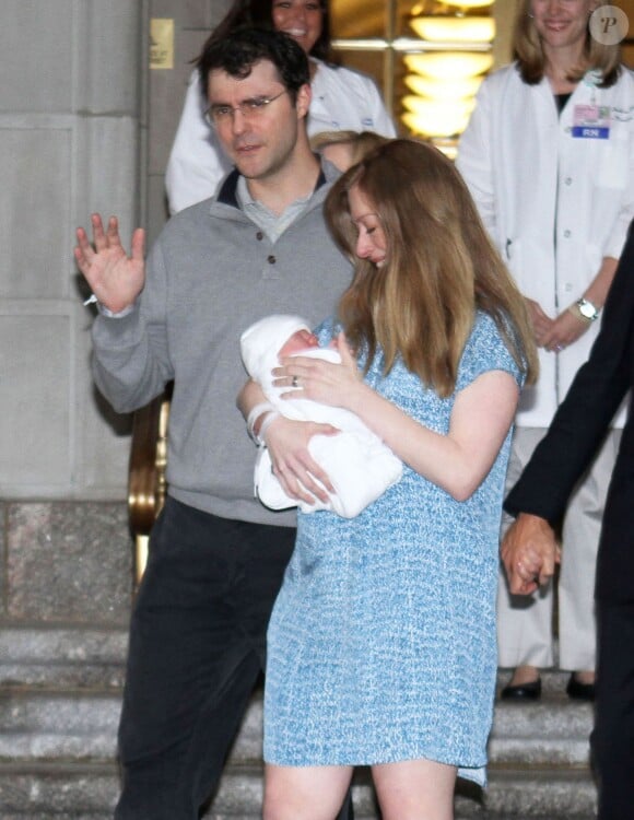 Chelsea Clinton Mezvinsky et son mari Marc Mezvinsky sortent de l'hôpital avec leur fille Charlotte. New York, le 29 septembre 2014.