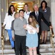  Chelsea Clinton Mezvinsky, son mari Marc Mezvinsky et leur fille Charlotte posent avec Bill et Hillary Clinton &agrave; leur sortie de l'h&ocirc;pital &agrave; New York, le 29 septembre 2014. 