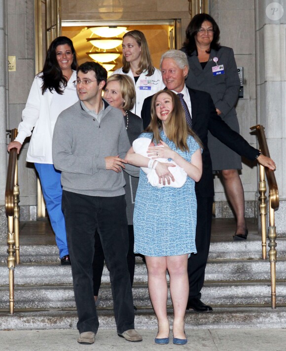 Chelsea Clinton Mezvinsky, son mari Marc Mezvinsky et leur fille Charlotte posent avec Bill et Hillary Clinton à leur sortie de l'hôpital à New York, le 29 septembre 2014.