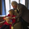 Bill et Hillary Clinton posent avec leur petite-fille Charlotte, le 27 septembre 214