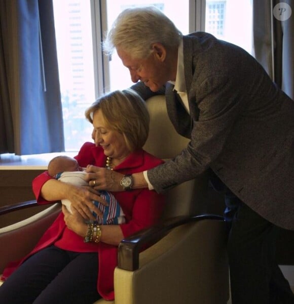 Bill et Hillary Clinton posent avec leur petite-fille Charlotte, le 27 septembre 214