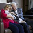 Bill Clinton et Hillary Clinton posent avec leur petite-fille Charlotte, le 27 septembre 214