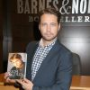 Jason Priestley dédicace son livre "Jason Priestley - A Memoir" à "Barnes & Noble bookstore" à "The Grove", Los Angeles, le 14 mai 2014  