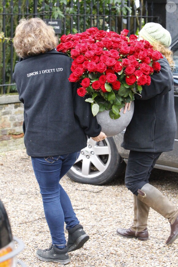 Kate Moss reçoit chez elle de nombreux bouquets de fleurs pour son 41ème anniversaire à Londres, le 16 janvier 2015.
