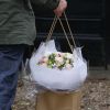 Kate Moss reçoit chez elle de nombreux bouquets de fleurs pour son 41ème anniversaire à Londres, le 16 janvier 2015.