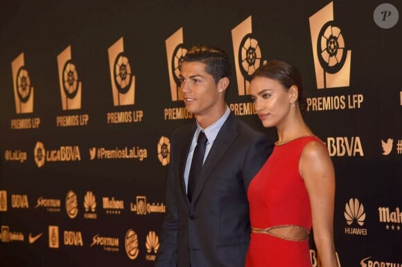 Cristiano Ronaldo et sa petite amie Irina Shayk (robe Love Republic) à la soirée de gala de la Liga de football à Madrid en Espagne le 27 octobre 2014.