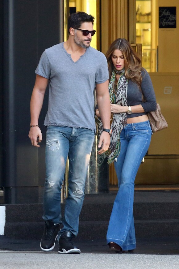 Les fiancés Sofia Vergara et Joe Manganiello sortent de chez Saks Fifth Avenue, à Los Angeles, le 17 janvier 2015