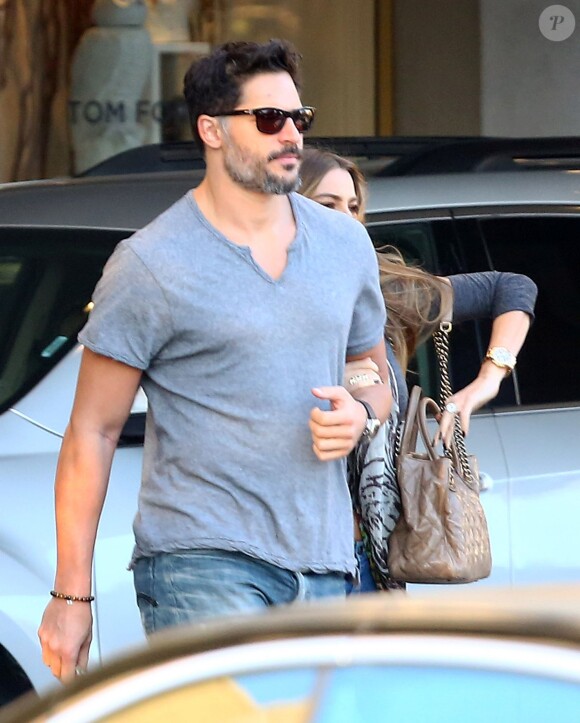 Les fiancés Sofia Vergara et Joe Manganiello, inséparables, sortent de chez Saks Fifth Avenue, à Beverly Hills, à Los Angeles, le 17 janvier 2015