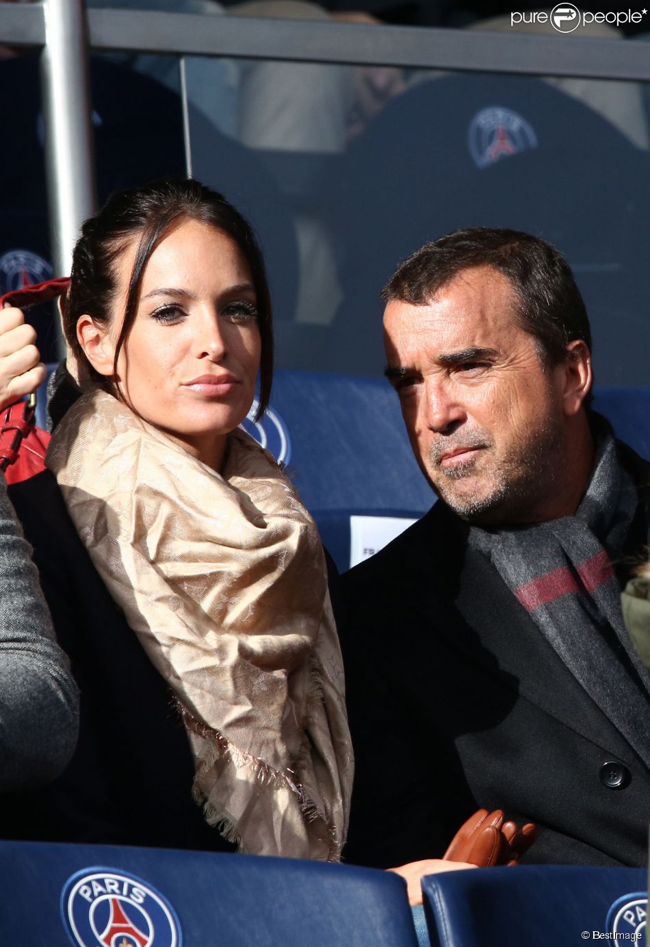 Arnaud Lagardère et son épouse Jade Foret - au match de de la ligue 1 entre le PSG et Evian au Parc des Princes à Paris le 18 janvier 2014. Le Psg à remporté le match sur le score de 4 buts à 2. Il y a eu une minute d&#039;applaudissements pour les attentats de la semaine dernière &quot;Ici, c&#039;est Charlie&quot;