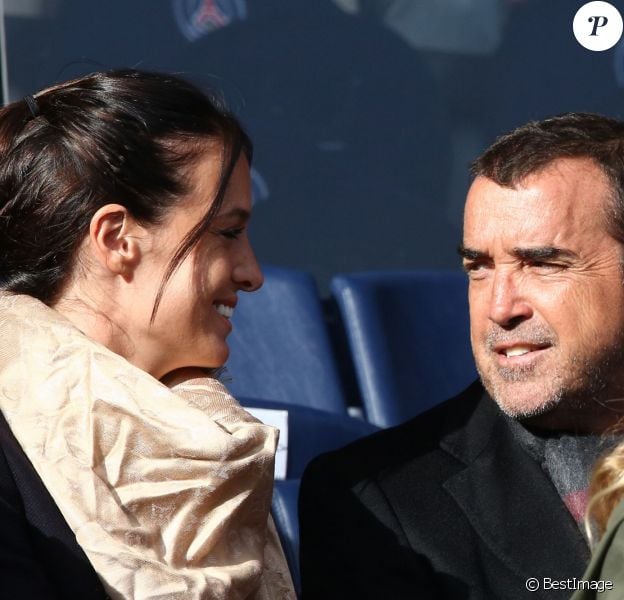 Arnaud Lagardère et sa femme Jade Foret - Amoureux complices au match de de la ligue 1 entre le PSG et Evian au Parc des Princes à Paris le 18 janvier 2014. Le Psg à remporté le match sur le score de 4 buts à 2. Il y a eu une minute d'applaudissements pour les attentats de la semaine dernière "Ici, c'est Charlie"