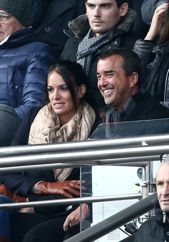 Arnaud Lagardère et sa femme Jade Foret, complices - au match de de la ligue 1 entre le PSG et Evian au Parc des Princes à Paris le 18 janvier 2014. Le Psg à remporté le match sur le score de 4 buts à 2. Il y a eu une minute d'applaudissements pour les attentats de la semaine dernière "Ici, c'est Charlie"