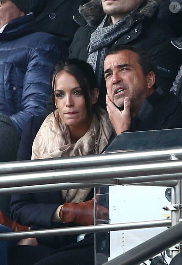 Arnaud Lagardère et sa femme Jade Foret - au match de de la ligue 1 entre le PSG et Evian au Parc des Princes à Paris le 18 janvier 2014. Le Psg à remporté le match sur le score de 4 buts à 2. Il y a eu une minute d'applaudissements pour les attentats de la semaine dernière "Ici, c'est Charlie"
