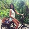 Jade Foret : promenade à vélo avec Liva aux Maldives, en janvier 2015