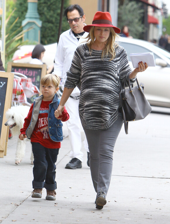 Ali Larter et son fils Theodore à Los Angeles, le 5 démcebre 2014. 