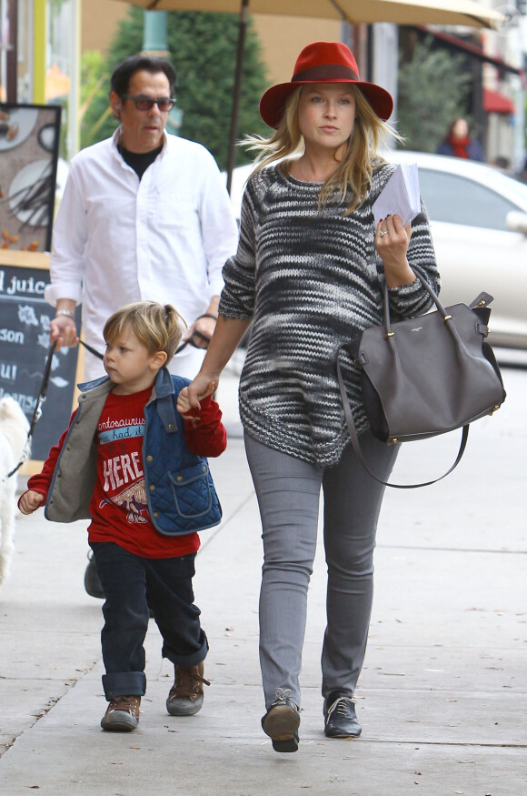 Ali Larter et son fils Theodore à Los Angeles, le 5 démcebre 2014. 