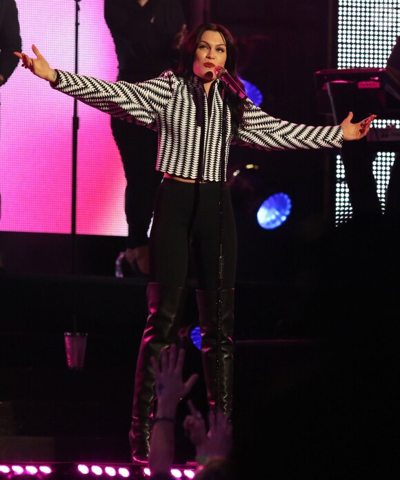 Jessie J donne un concert sur le plateau du "Jimmy Kimmel Live!" à Hollywood, le 20 novembre 2014.
