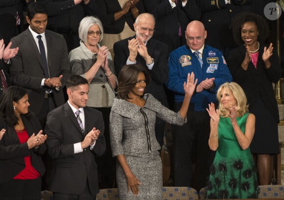 La First Lady Michelle Obama écoute son mari Barack Obama lors de son discours sur l'état de l'Union, à Washington, le 20 janvier 2015